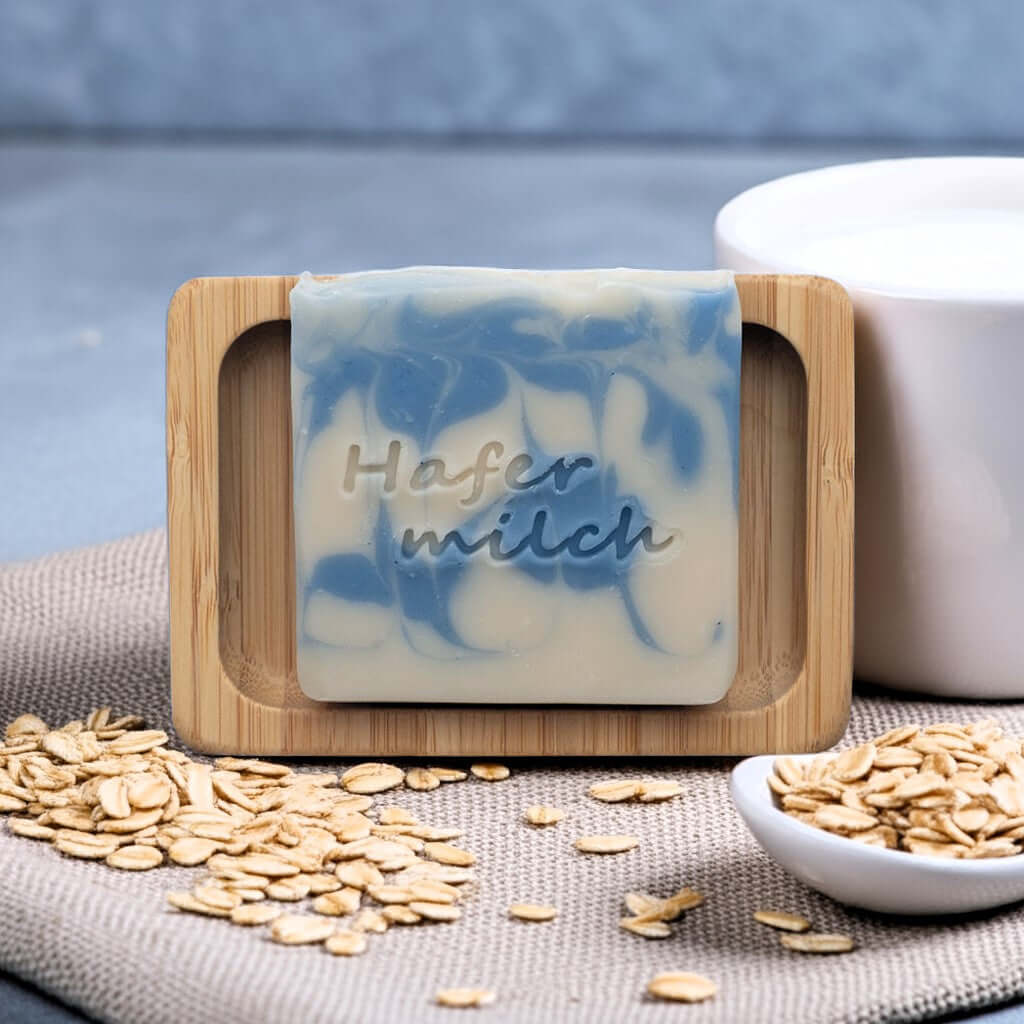 Bioseife Naturkosmetik mit Hafermilch Handgemacht auf Bambusablage