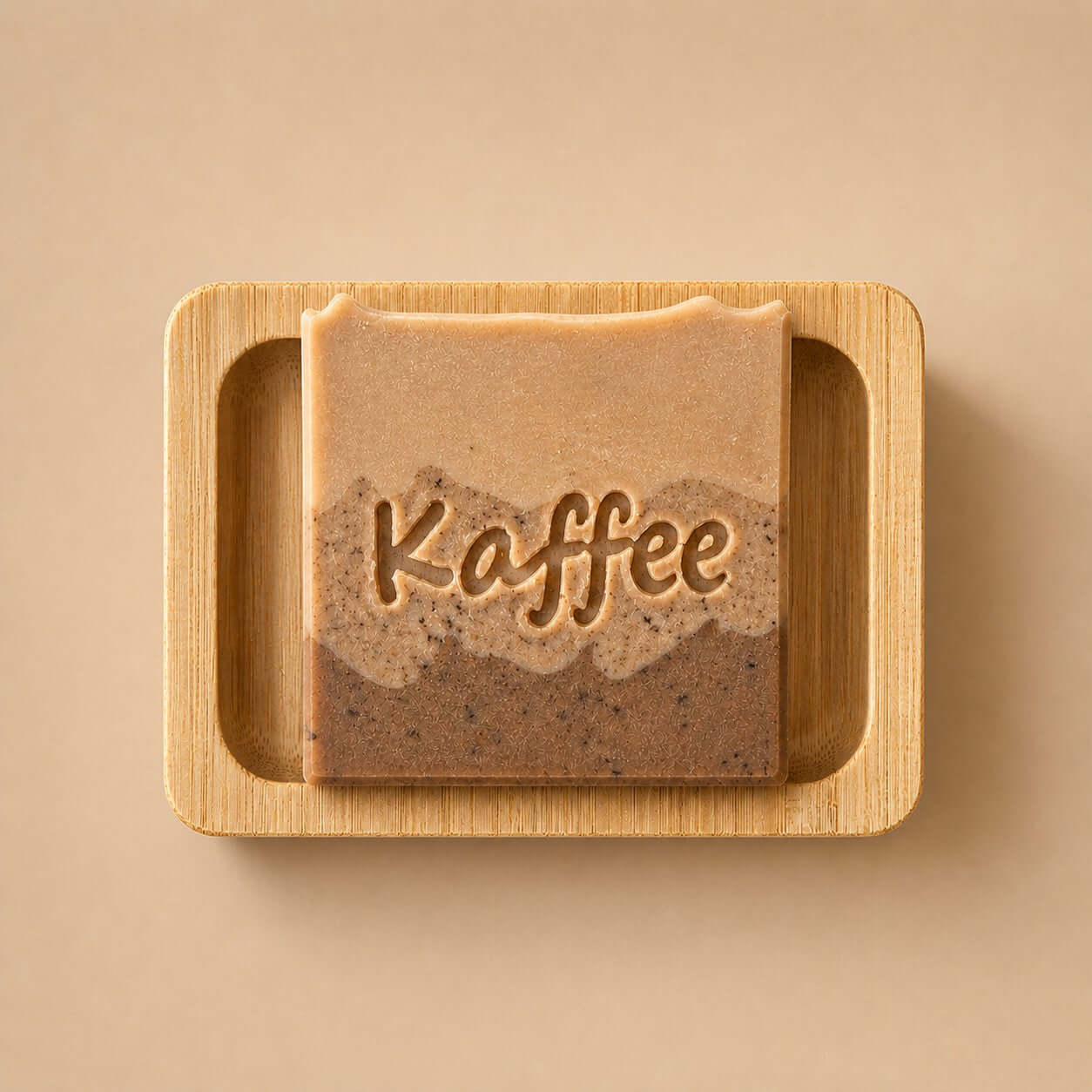 Bio Seife 'Kaffee' in handgefertigtem Design auf Bambusholzablage