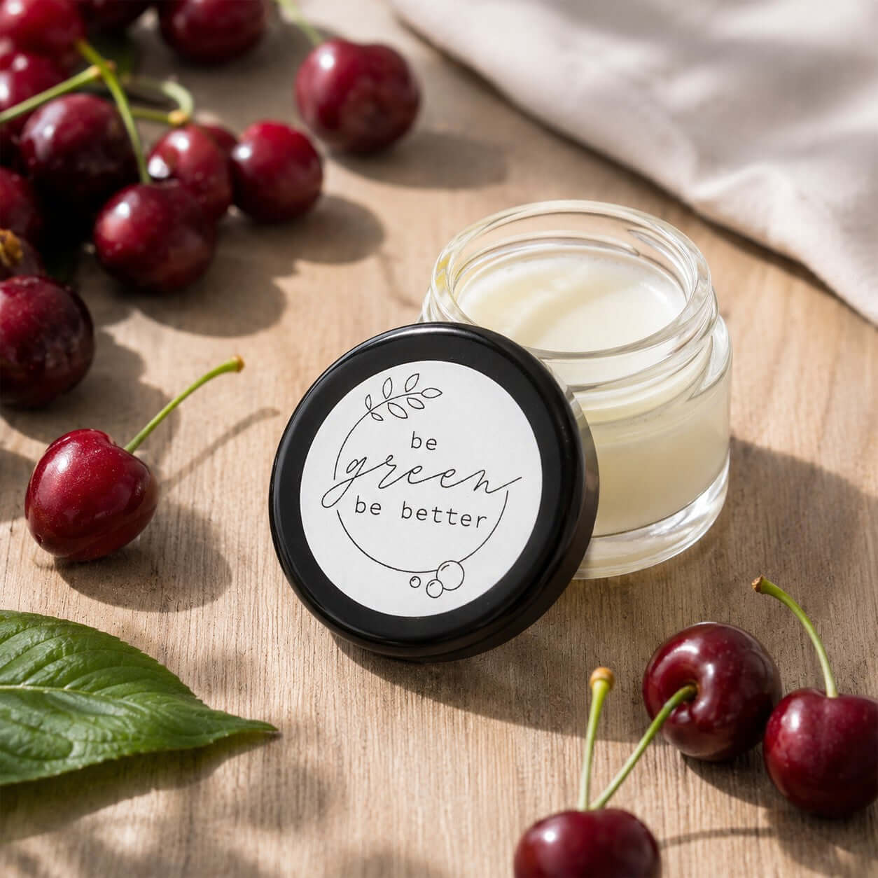 Lip Balm Kirsche in Glasbehälter mit Deko und Kirschen