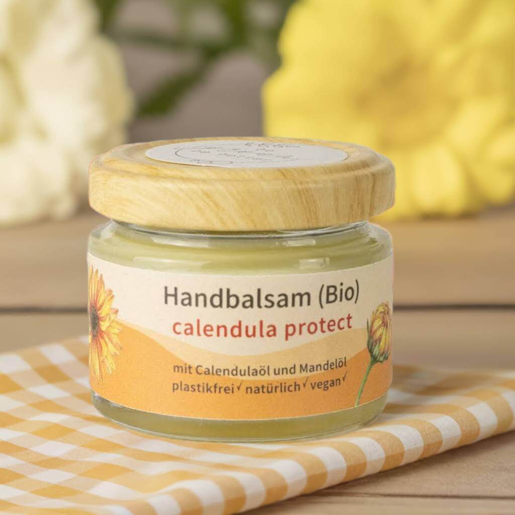 Glas mit Handbalsam auf Tuch