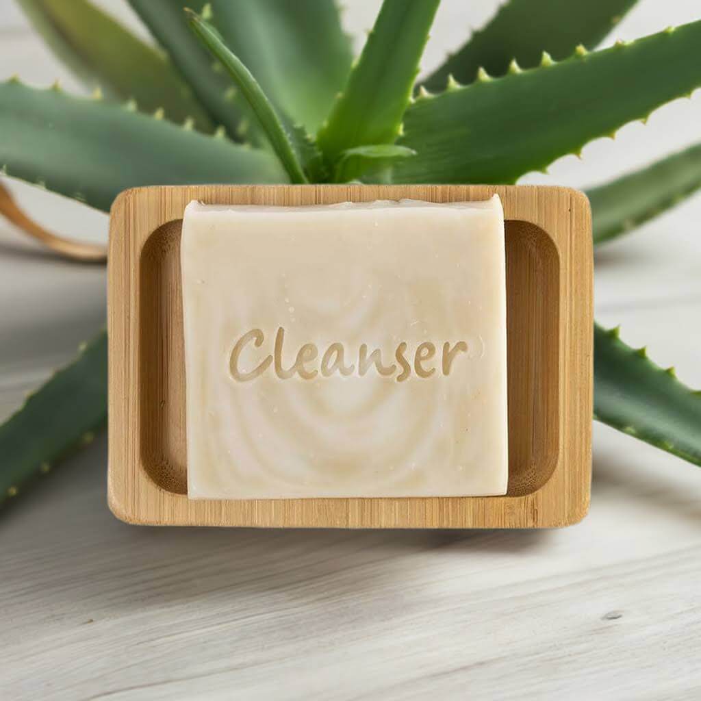 Handgemachte Bio Cleanser-Gesichtsseife auf Bambusseifenablage