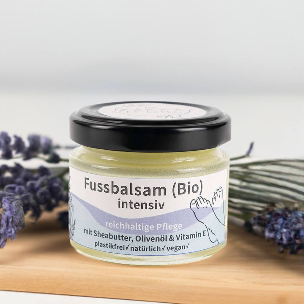 Naturkosmetik Fussbalsam Glas auf Holzbrett mit Lavendelblüten