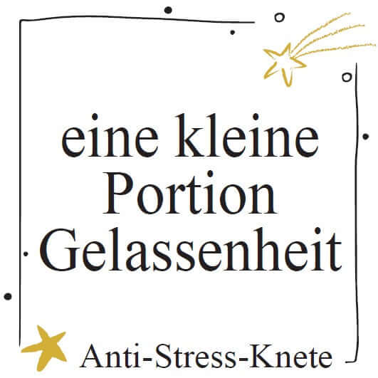 Ein Etikett mit dem Spruch "eine kleine Portion Gelassenheit" für Anti-Stress-Knete.