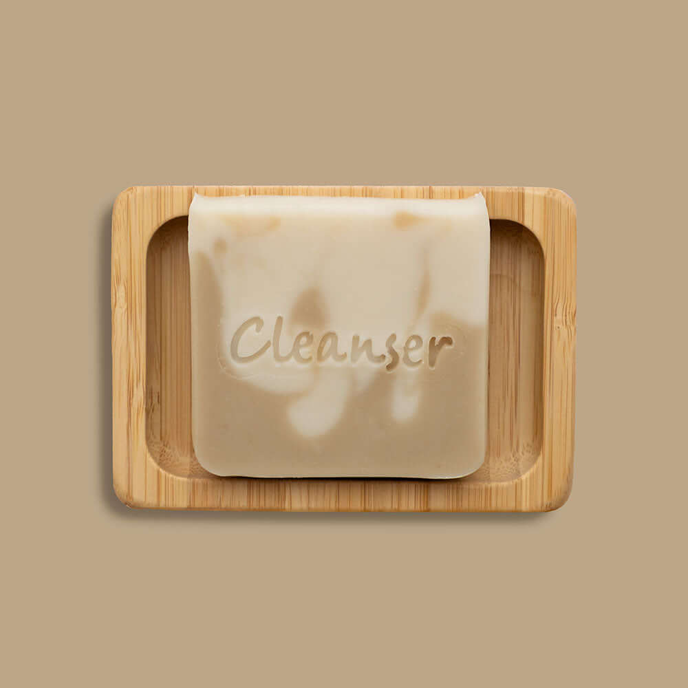 Handgemachte Bio Cleanser-Gesichtsseife auf Bambusseifenablage