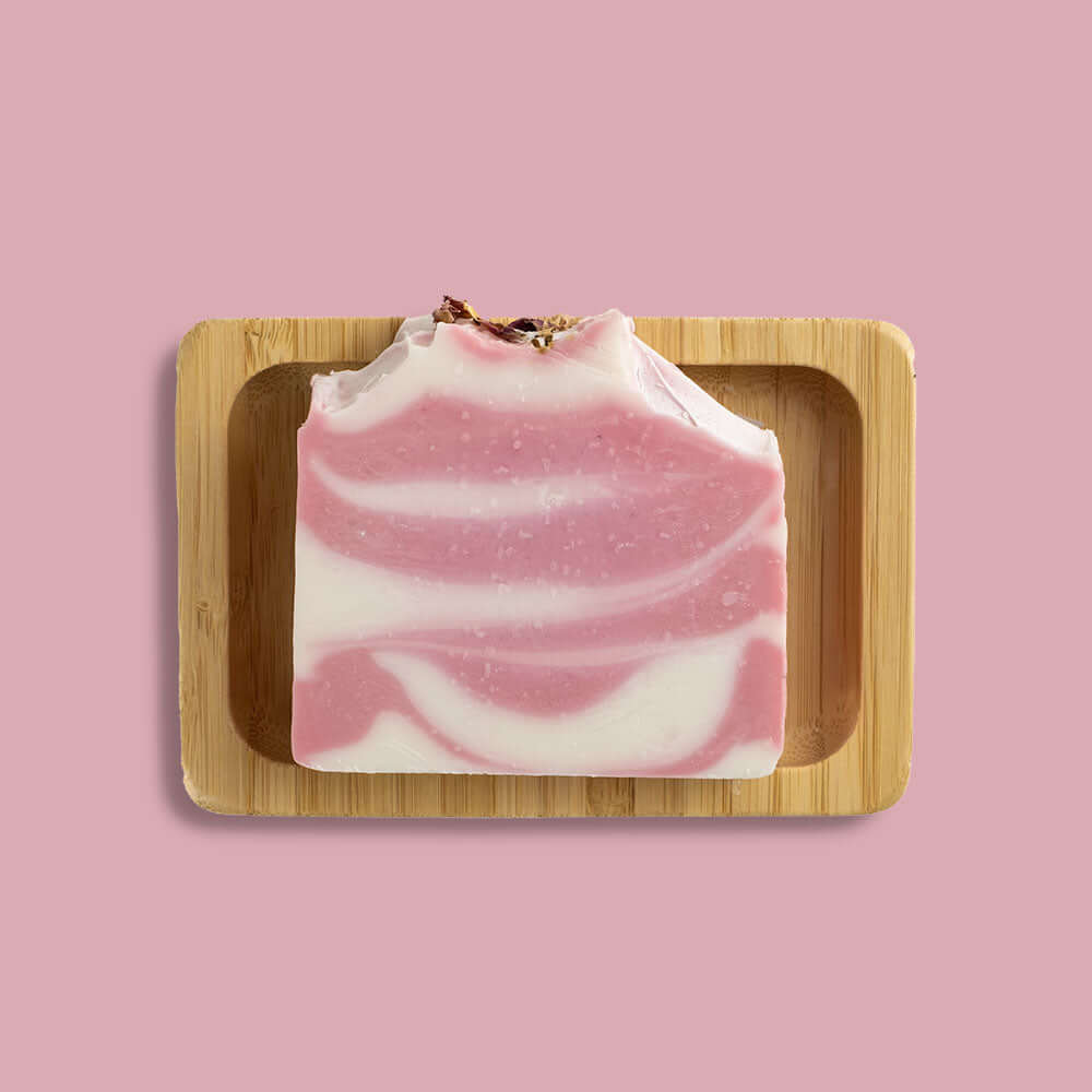 Bioseife Naturkosmetik Handgemacht auf Bambusablage