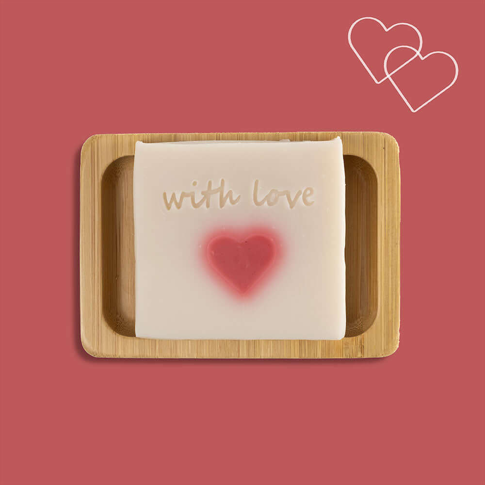 Handgemachte Bio Seife LOVE auf Bambusseifenablage