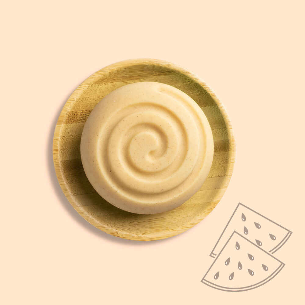 Naturkosmetik festes Shampoo in Bio Qualität auf Bambusablage