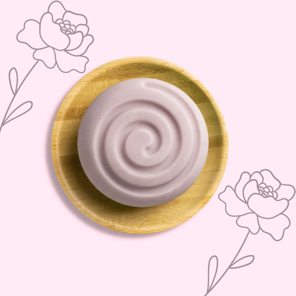 festes Shampoo Avocado & Rose Bio auf einer Bambusablage